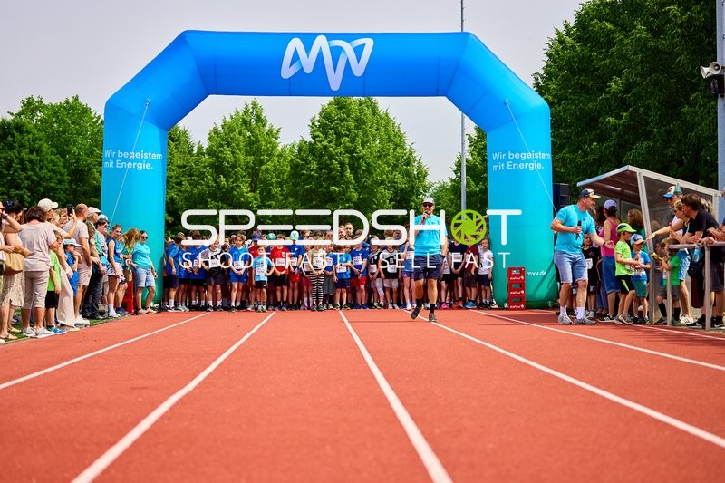 TVE Sommerlauf Edingen 2025: Start der Läufer am TVE Sportzentrum