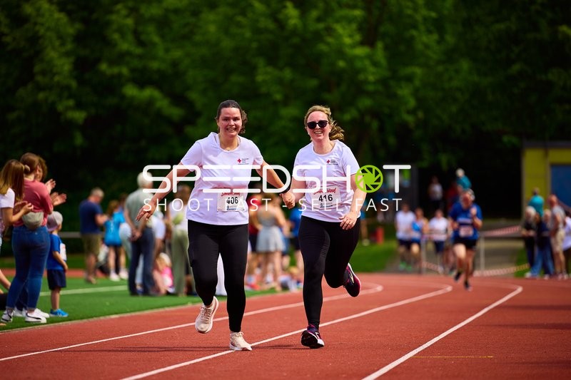 TVE Sommerlauf Edingen 2025: Läuferinnen laufen gemeinsam ins Ziel