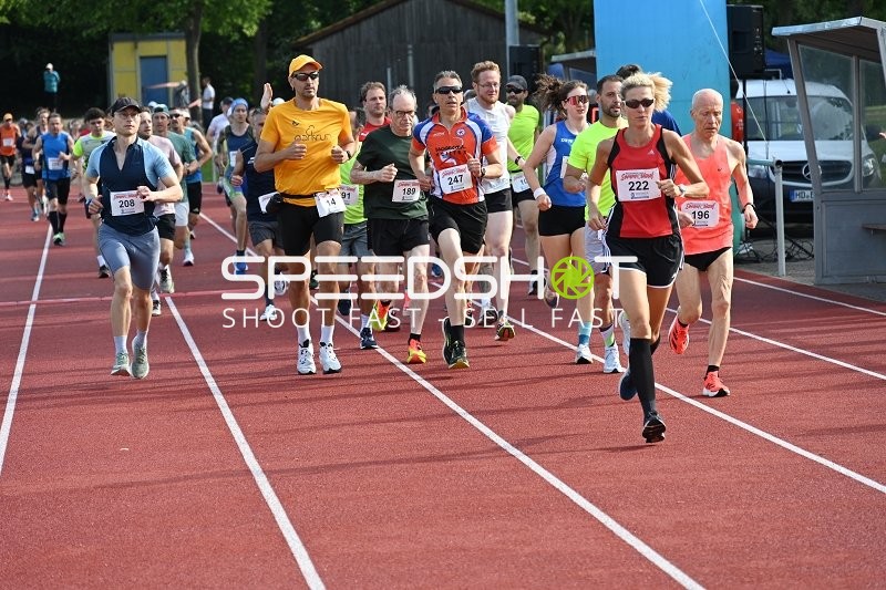 Läufer starten beim TVE Sommerlauf