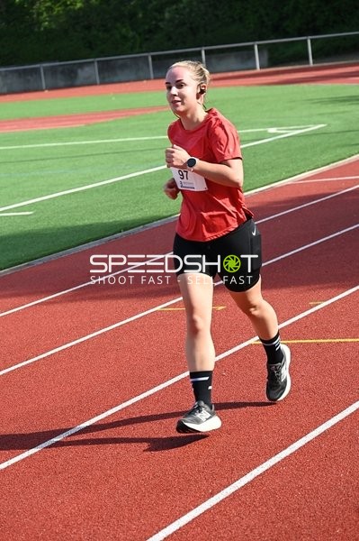 Läuferin auf der Bahn