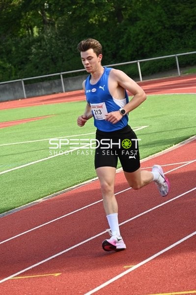 Läufer mit Startnummer 213 auf der Bahn