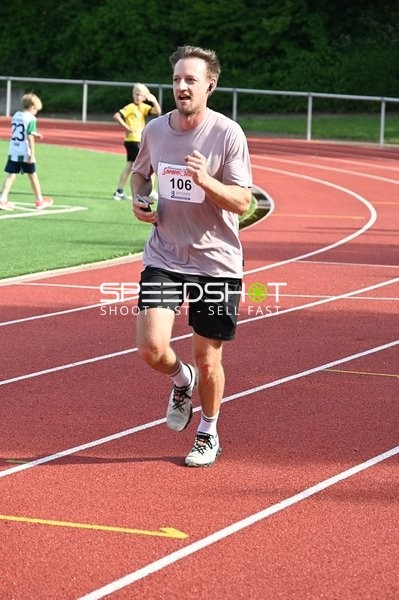 Läufer mit Startnummer 106 auf der Bahn