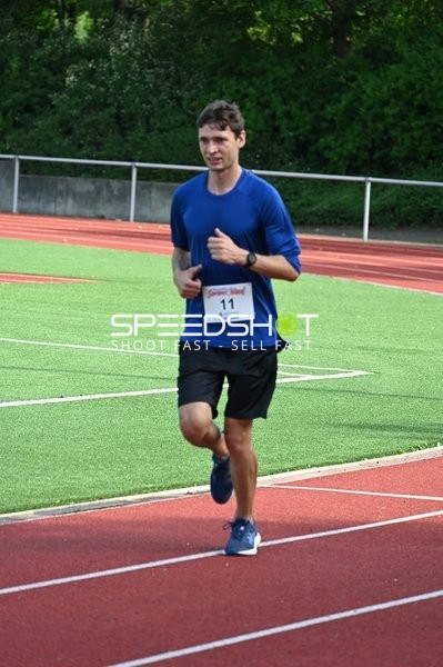 Läufer mit Startnummer 11 beim TVE Sommerlauf
