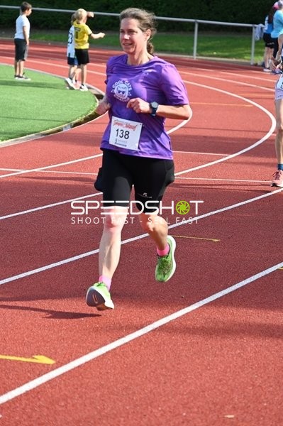Läuferin mit Startnummer 138