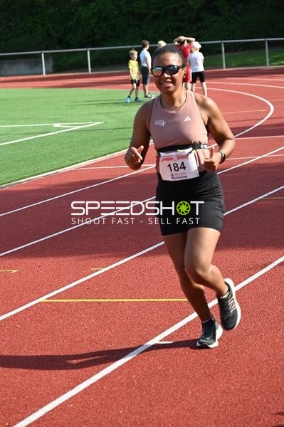 Läuferin beim TVE Sommerlauf Edingen 2025