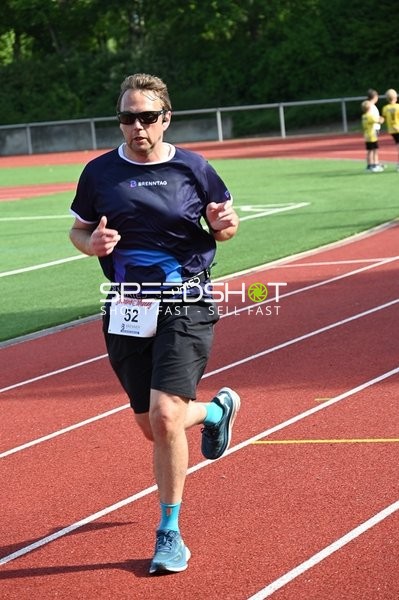 Läufer mit Startnummer 52