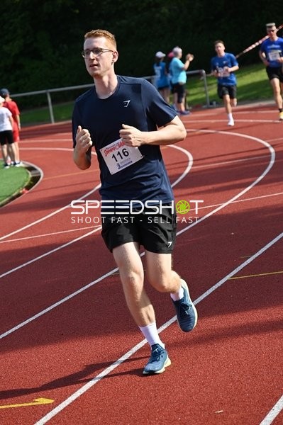 Läufer mit Startnummer 116 auf der Bahn