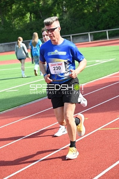 Läufer mit Startnummer 230 auf der Bahn