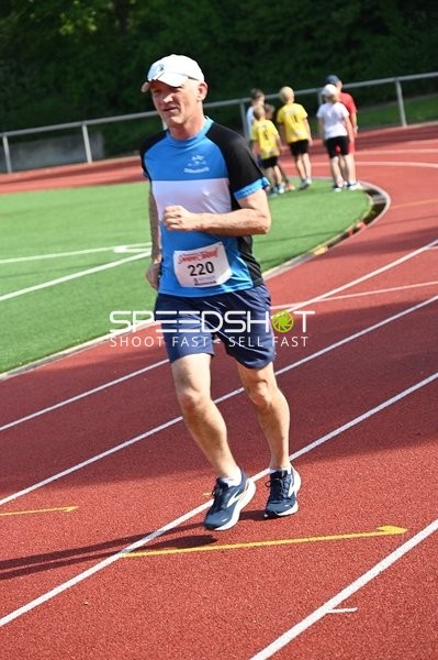 Läufer mit Startnummer 220