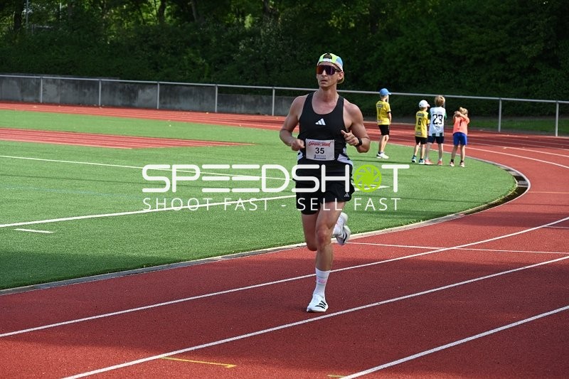 Läufer mit Startnummer 35 läuft