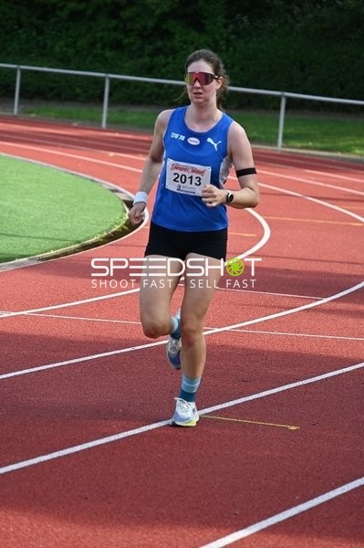 Läuferin auf der Bahn