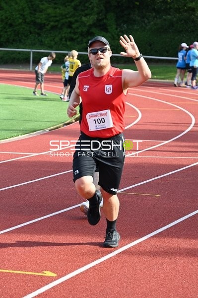 Läufer grüßt auf der Bahn