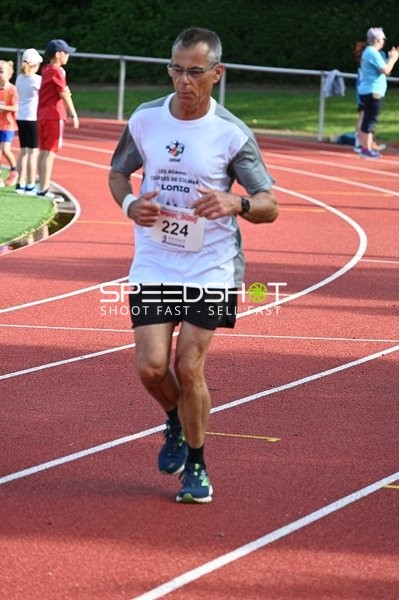Läufer mit Startnummer 224 auf der Bahn