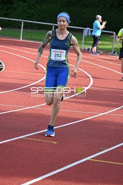 Läuferin mit Startnummer 202 auf der Bahn