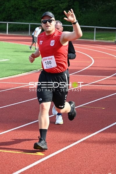 Läufer mit erhobener Hand