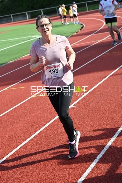 Läuferin mit Startnummer 183 auf der Bahn