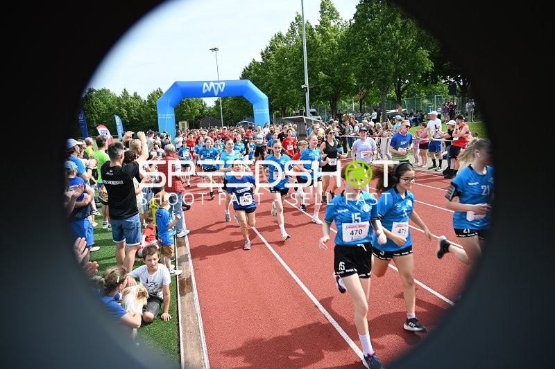 Gemeinsamer Start beim TVE Sommerlauf Edingen 2025
