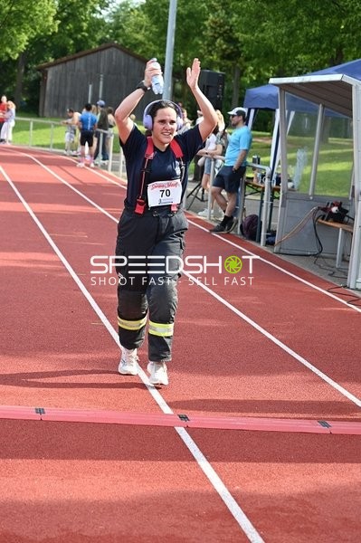 Läuferin überquert Ziellinie