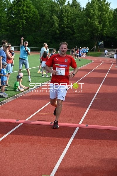 Läufer überquert Ziellinie