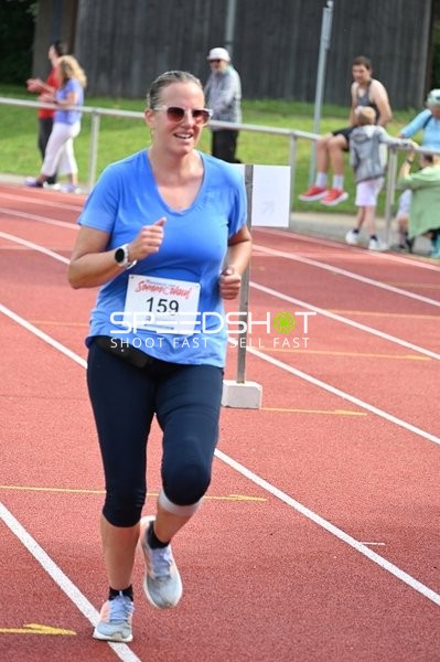 Läuferin mit Startnummer 159 auf der Bahn