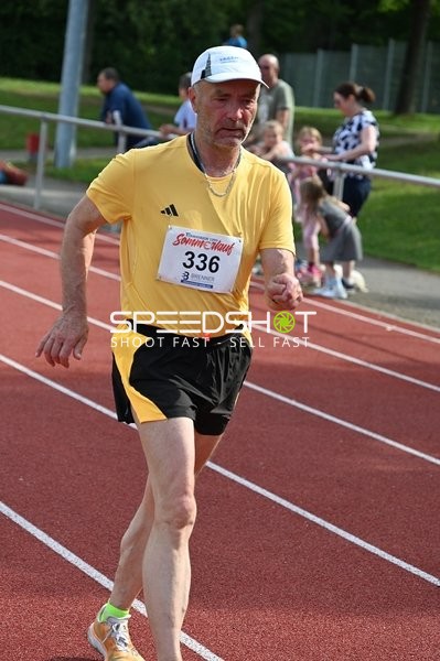 Startnummer 336 läuft auf Bahn