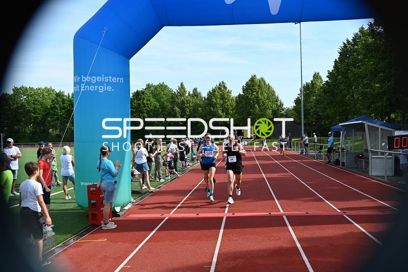Läufer am Ziel TVE Sommerlauf Edingen 2025