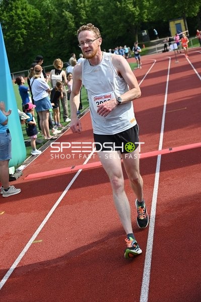 Läufer überquert Ziellinie