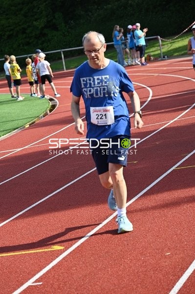 Läufer mit Startnummer 221 auf der Bahn