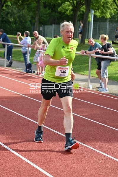 Läufer mit Startnummer 340 auf der Bahn