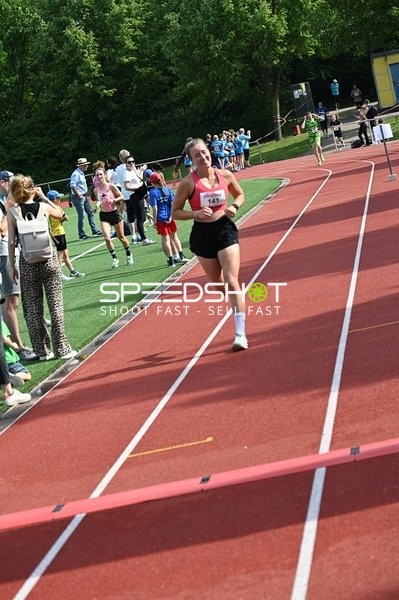 Läuferin auf der Bahn
