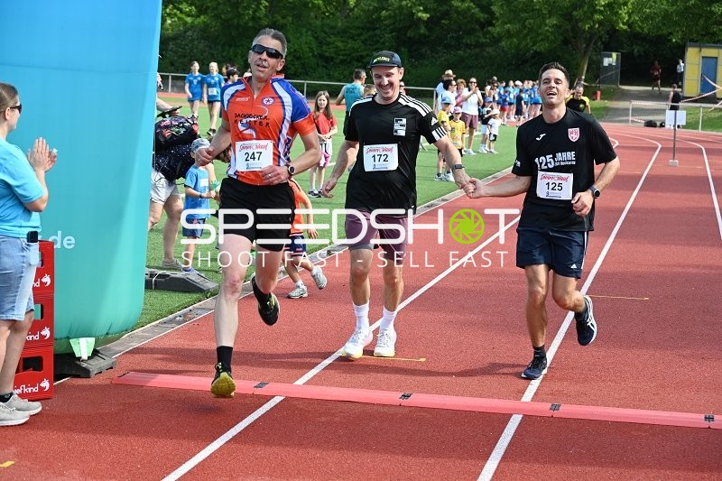 Gemeinsamer Zieleinlauf TVE Sommerlauf