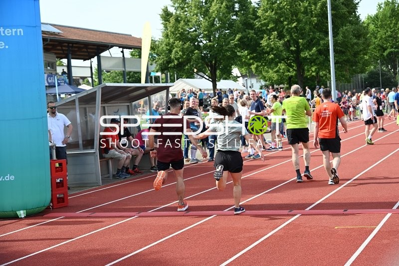 Gemeinsamer Zieleinlauf beim TVE Sommerlauf