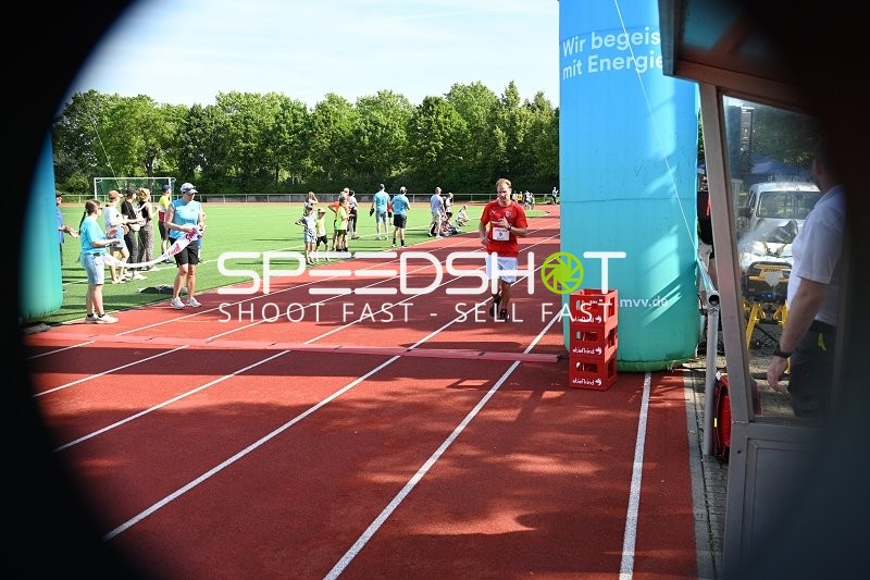Läufer erreicht Ziellinie TVE Sommerlauf Edingen
