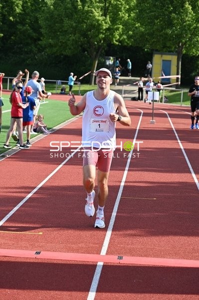 Läufer erreicht Ziellinie