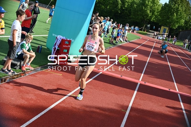 Athletin läuft auf der Bahn