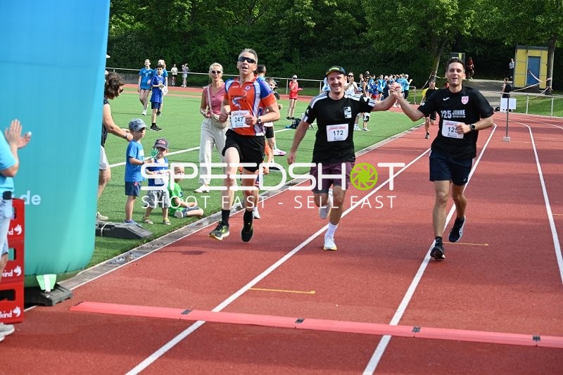 Gemeinsamer Zieleinlauf TVE Sommerlauf