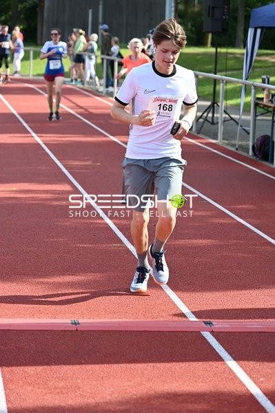 Läufer überquert Ziellinie