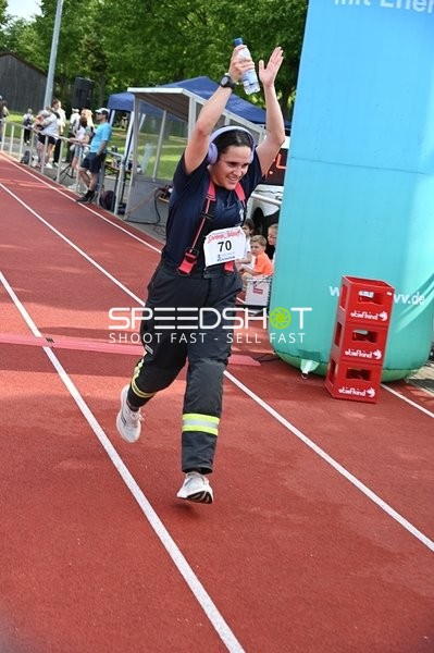 Teilnehmerin mit Startnummer 70 läuft
