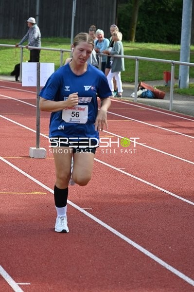 Läuferin mit Startnummer 56 auf der Bahn