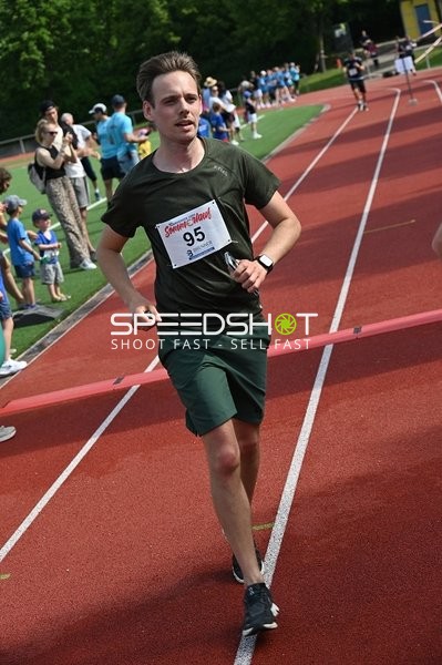 Läufer überquert Ziellinie