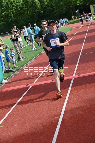 Läufer überquert Ziellinie