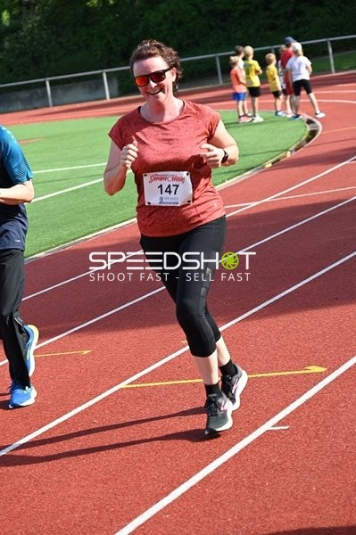 Läuferin mit Startnummer 147 läuft