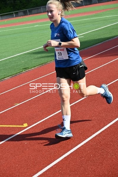 Läuferin auf der Bahn