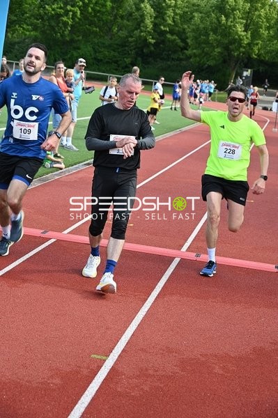 Läufer erreichen Ziellinie