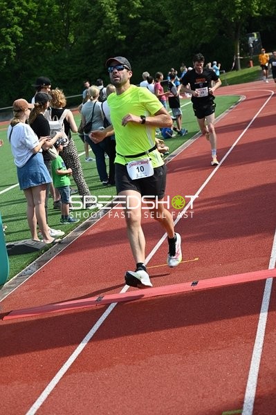 Läufer mit Startnummer 10 auf der Bahn