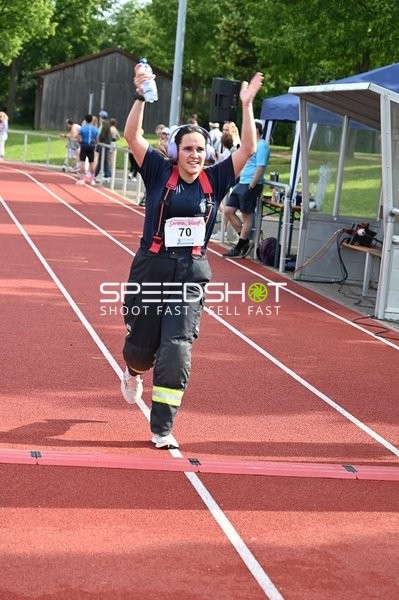 Läuferin überquert Ziellinie