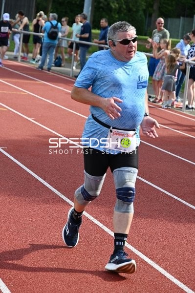 Läufer mit Startnummer 163 auf der Bahn