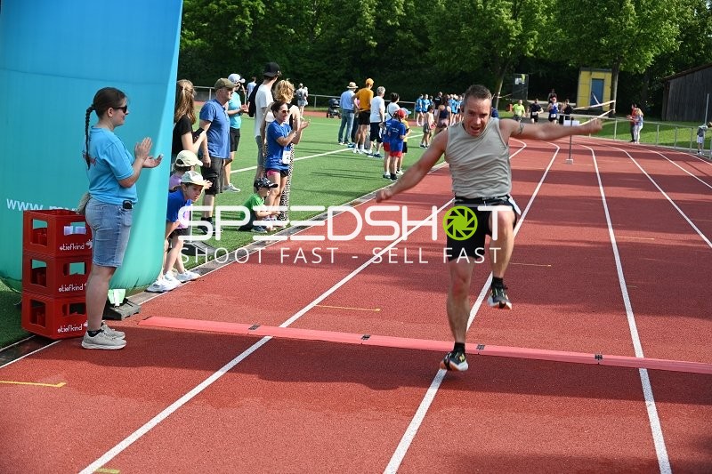 Läufer überquert Ziellinie