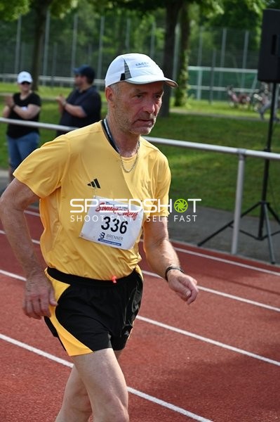 Läufer mit Startnummer 336 auf der Bahn