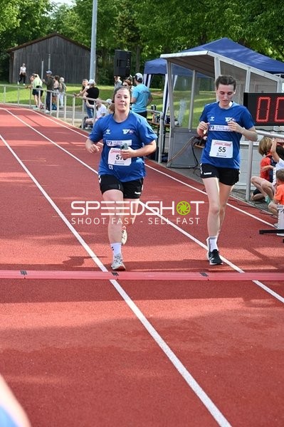 Läuferinnen auf Zielgerade